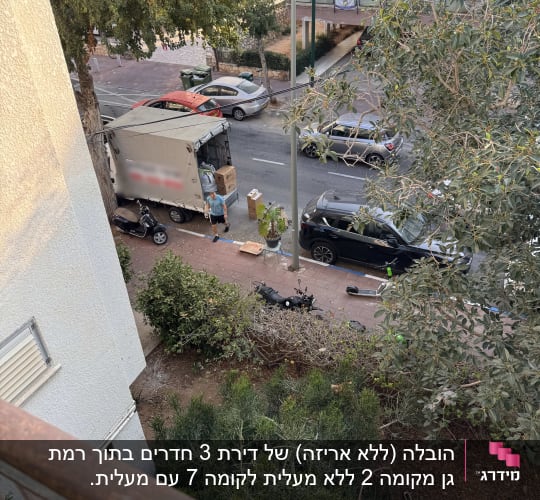 משאית הובלות ברחוב עם אדם וארגזים